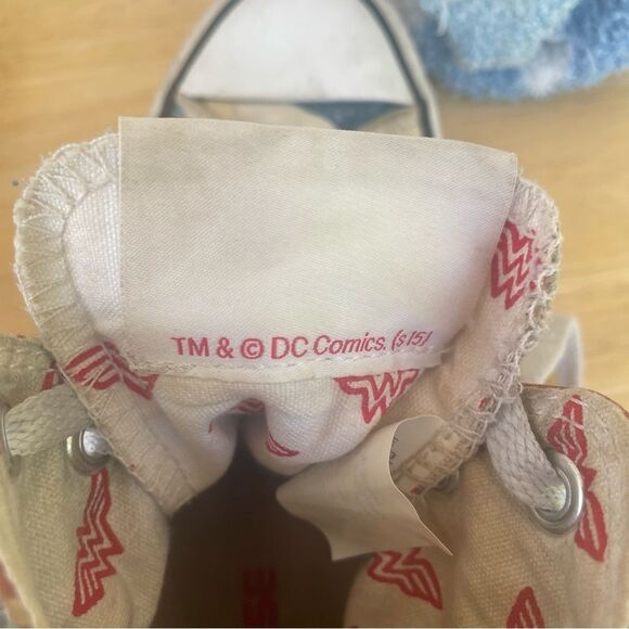 DC Comics Wonder Women x Chuck Taylor All Star Sneakers White/Red/Blue M3.5/W5.5 - Picture 9 of 11